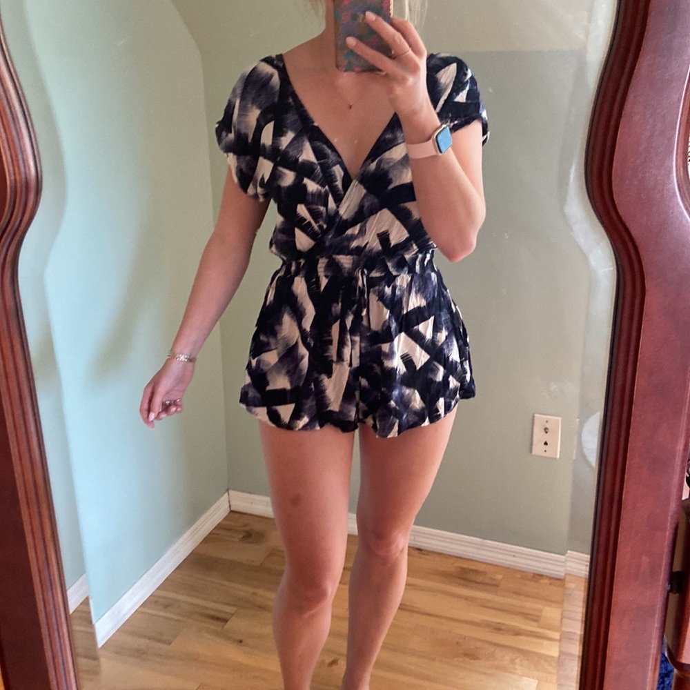 Dolce Vita Navy and White Palm Tree Romper - Size Small